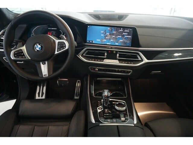 BMW X7 M50d xDRIVE M-paket - černá sapphire metalíza